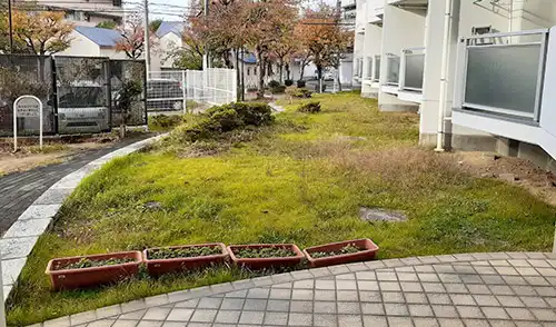 神戸市兵庫区・駅前住宅様・年間管理・草刈 / 施工前