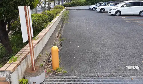 神戸市中央区・港島住宅駐車場様・除草 / 施工前