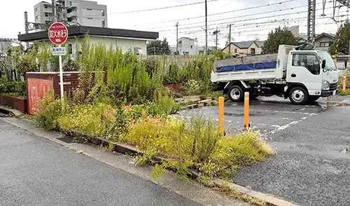 神戸市灘区・上河原住宅駐車場様・草刈 / 施工前