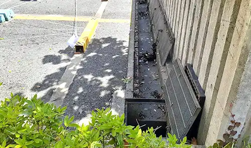 神戸市東灘区・本山第二住宅駐車場様・側溝清掃 / 施工前